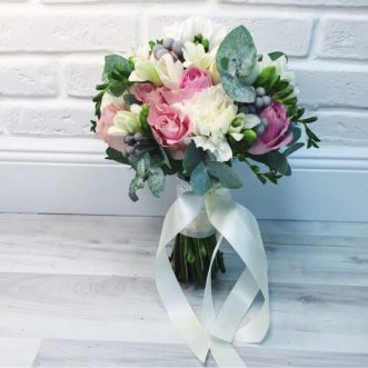 Букет невесты из розовых роз и гвоздик «Любовь и нежность»