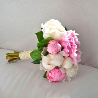 Букет невесты из белых и розовых пионов «Совершенство»
