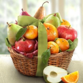 Фруктовая корзина с яблоками, апельсинами и грушами