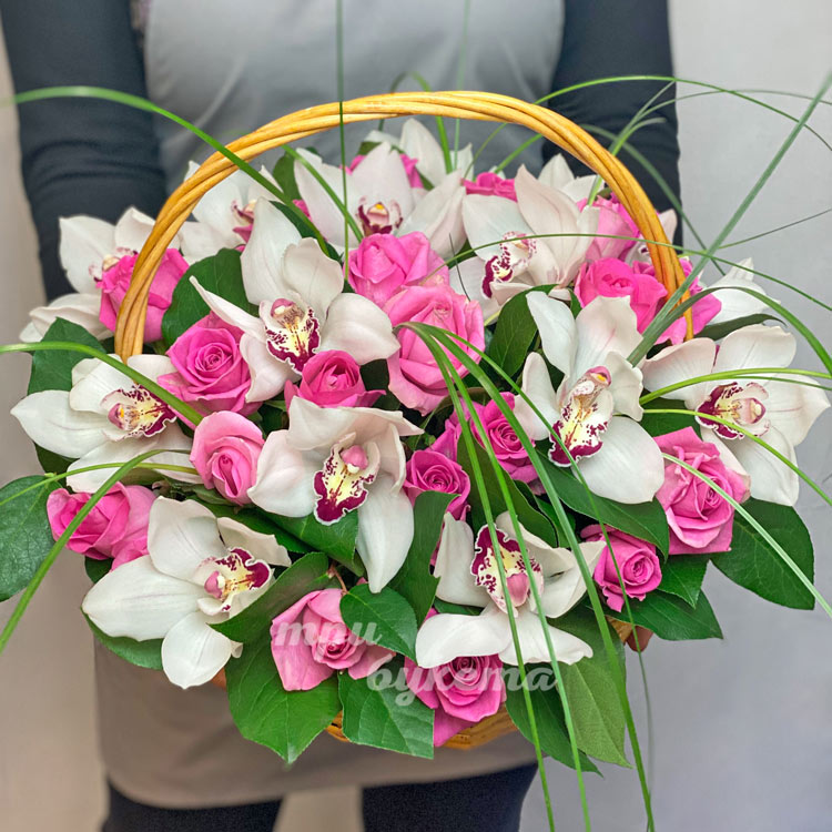 Корзина розовых роз и орхидей (крупный план)