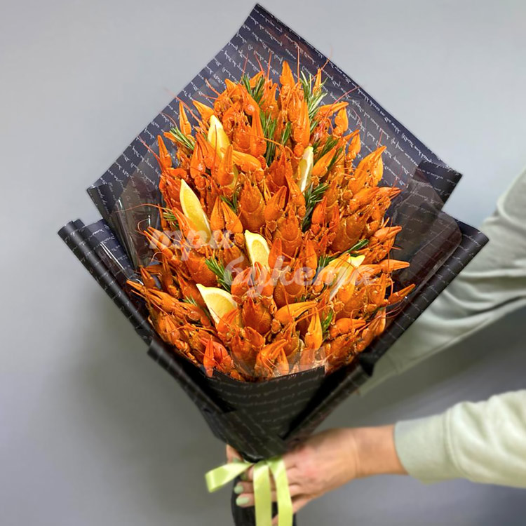 Букет из раков (1500 гр) и лимона (в руках)