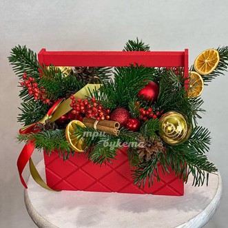 Новогодний ящик с красным декором