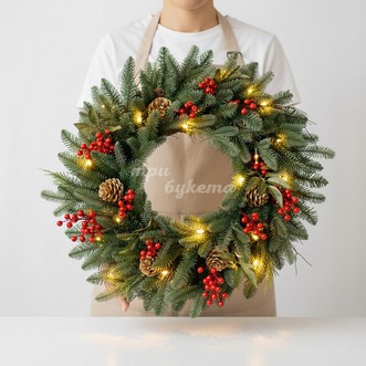 Новогодний венок с ягодами