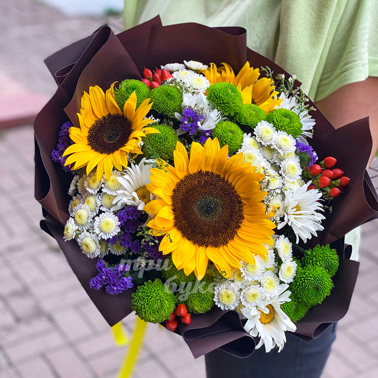 Букет из подсолнухов и хризантем