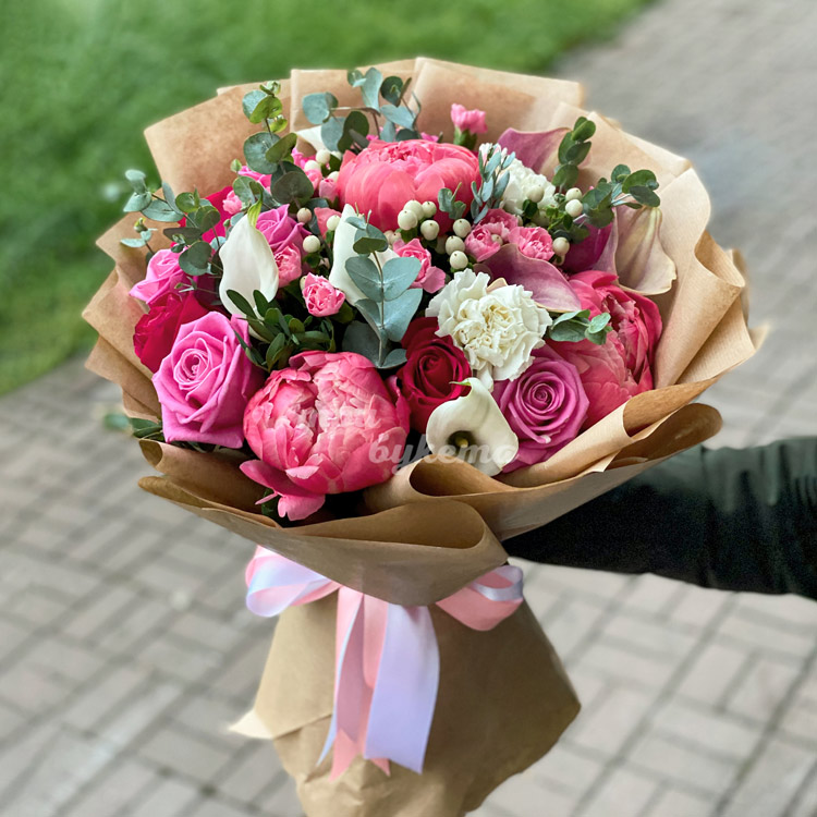 Букет из пионов в крафт-бумаге
