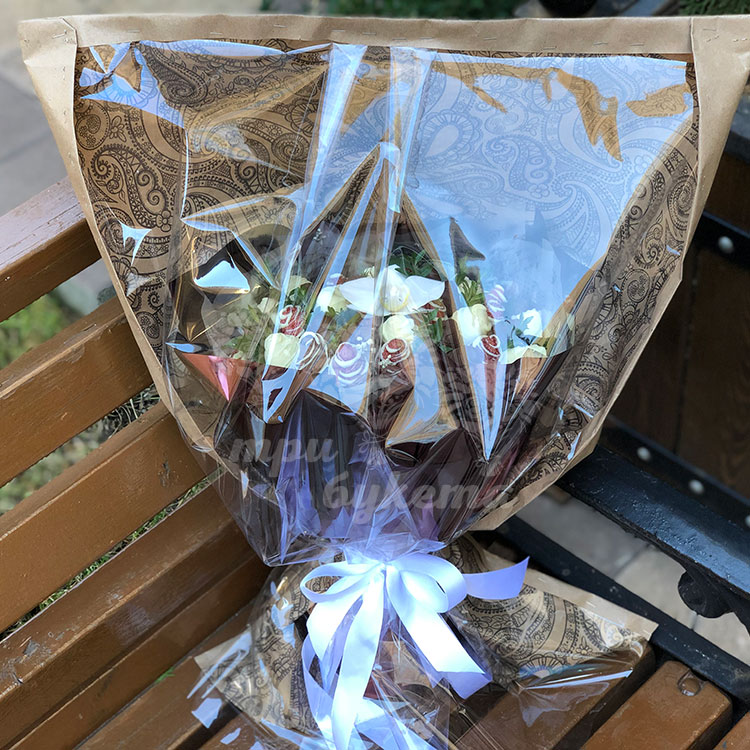 Букет из клубники и орхидеи (в упаковке)