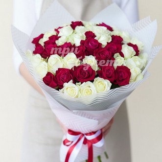 Букет из 51 белой и красной розы