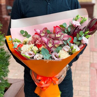 Букет из роз, орхидей и эустом
