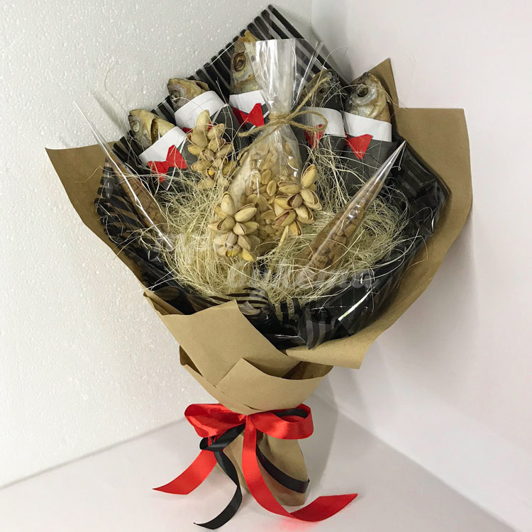 Мужской букет из рыбы и фисташек