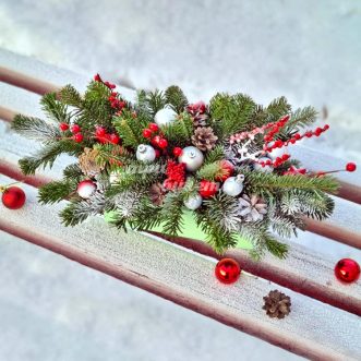 Композиция еловых веток и украшений Композиция еловых веток и украшений