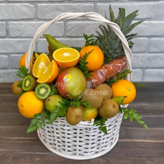 korzina-s-kivi-apelsinami-i-mango
