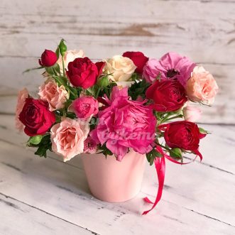Композиция роз в картонном кашпо
