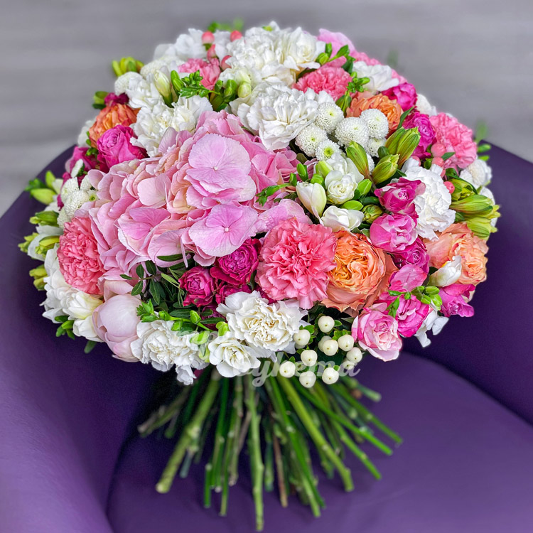 Большой и яркий букет цветов (на кресле)