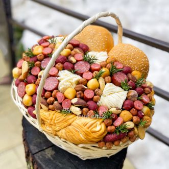 Корзина с колбасками, сыром и орешками