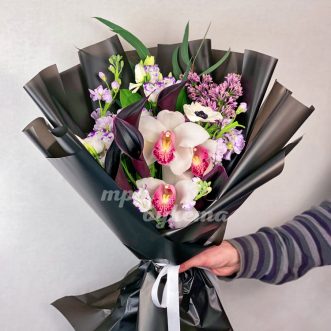 Букет фиолетовых калл с орхидеями