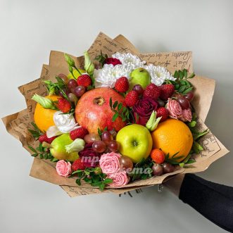 Букет из клубники, винограда и цветов