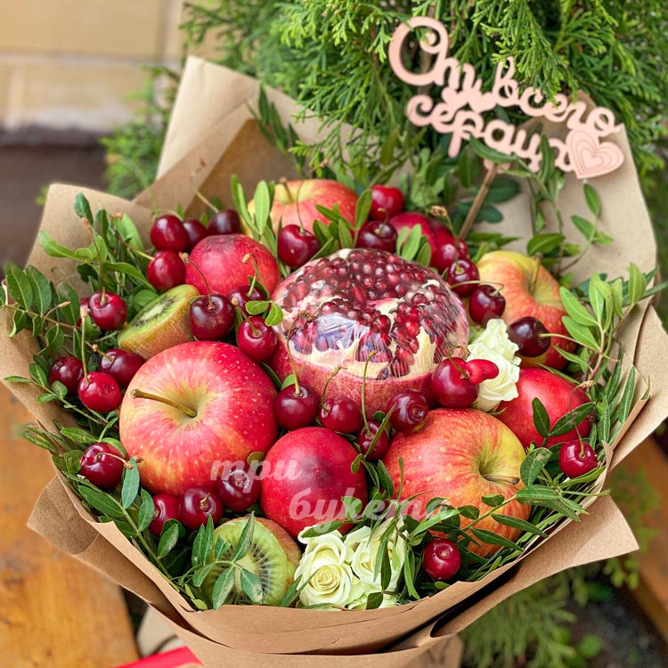 Букет из винограда, вишни и роз (крупный план)