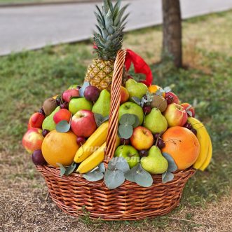 Корзина фруктов с эвкалиптом