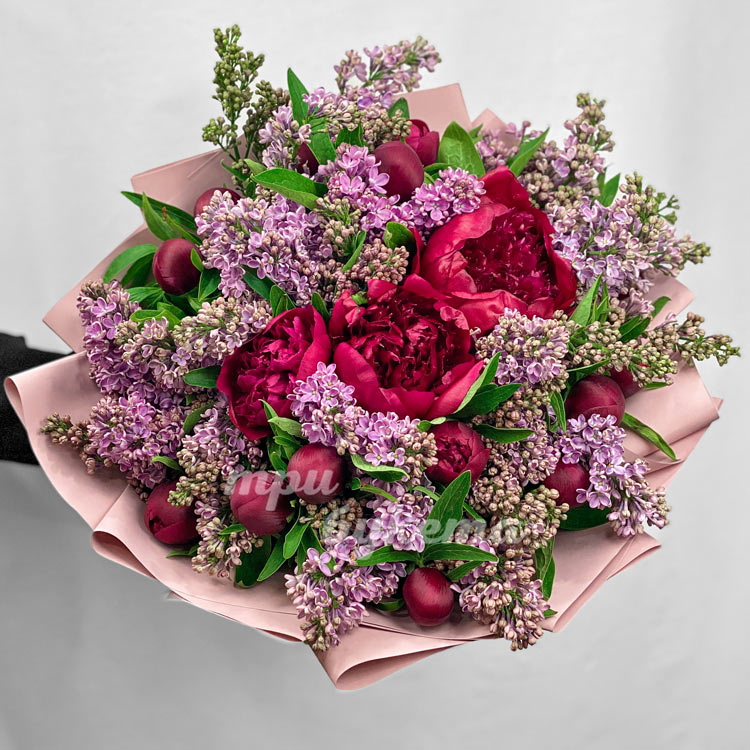 Пышный букет красных пионов и сирени (вид сверху)