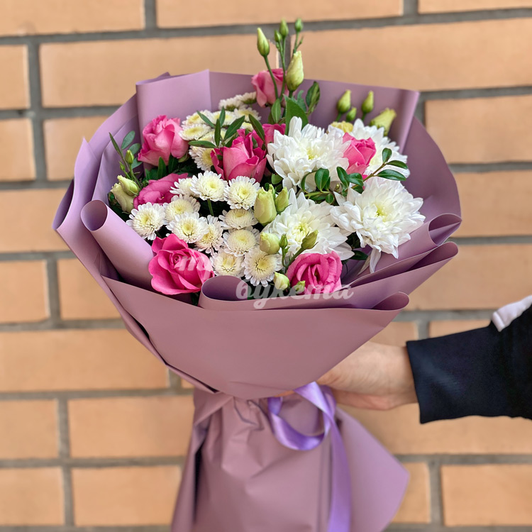 Розовые розы и кустовые хризантемы (на фоне стены)