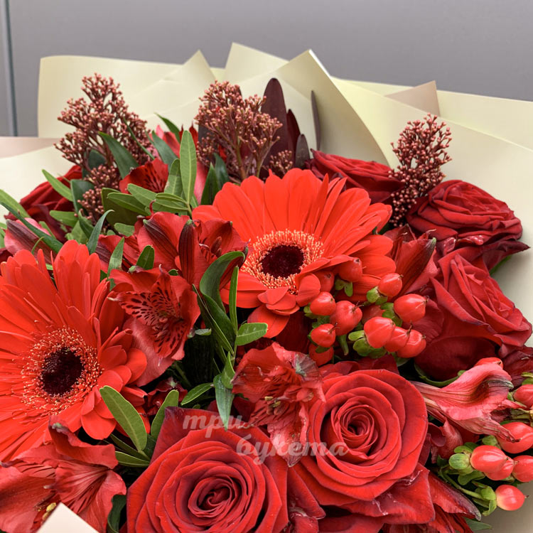 Букет из красных гербер, роз и скимии (крупный план)