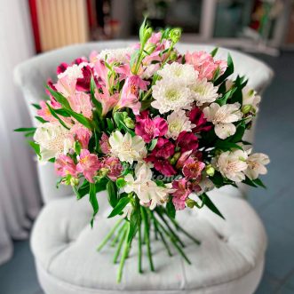 Цветной букет альстромерий и хризантем