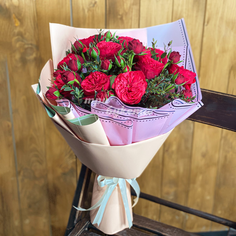 Букет из 7 алых пионовидных роз