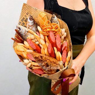 Букет сырных палочек, колбасок и рыбы