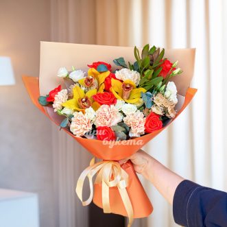 Оранжевый букет из орхидей и гвоздик