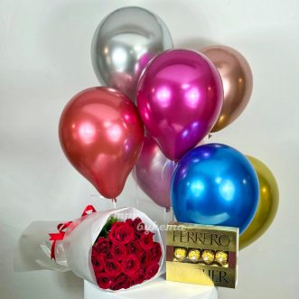 Набор из шариков, конфет и 15 красных роз