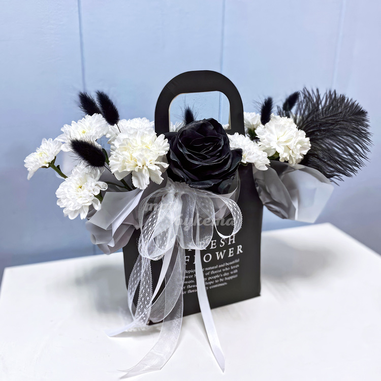 Черно-белая композиция в сумке (вид сбоку)